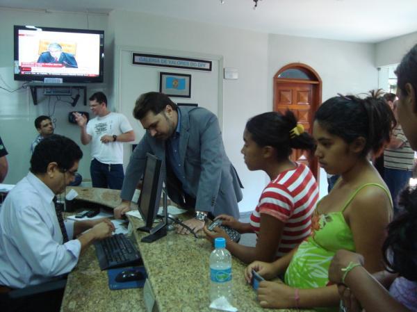 Advogado San Martim registrando BO na PF com as mulheres que só souberam que eram candidatas pela Internet (Imagem:Reprodução) Advogado San Martim registrando BO na PF com as mulheres que só souberam que eram candidatas pela Internet (Imagem:Reprodução)
