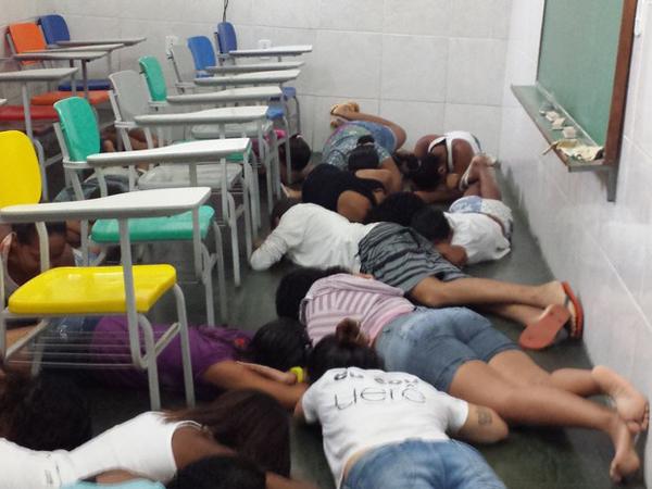 Alunos da ONG Uerê, na comunidade da Maré, precisam ficar abaixadas para se proteger dos tiroteios frequentes na comunidade(Imagem:Reprodução) Alunos da ONG Uerê, na comunidade da Maré, precisam ficar abaixadas para se proteger dos tiroteios frequentes na comunidade(Imagem:Reprodução)