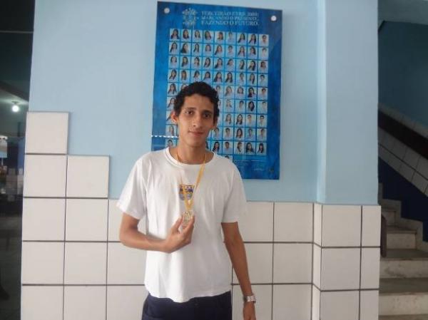 André Lopes Valente exibe, orgulho, a medalha de ouro conquistada na 15ª Olímpiada Brasileira de Astronomia e Astronáutica(Imagem:Reprodução) André Lopes Valente exibe, orgulho, a medalha de ouro conquistada na 15ª Olímpiada Brasileira de Astronomia e Astronáutica(Imagem:Reprodução)