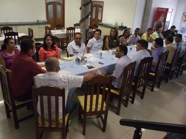 Arinaldo almoçou com os prefeitos da região de São João.(Imagem:Reprodução) Arinaldo almoçou com os prefeitos da região de São João.(Imagem:Reprodução)