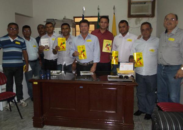 Arinaldo reunido com prefeitos da região de São Raimundo.(Imagem:Reprodução) Arinaldo reunido com prefeitos da região de São Raimundo.(Imagem:Reprodução)