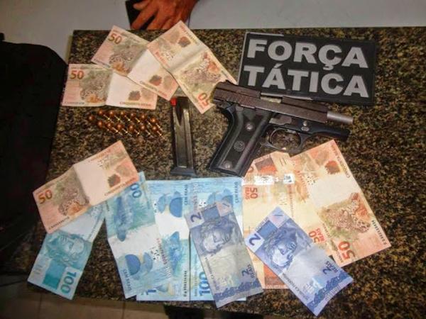 Arma e dinheiro apreendido.(Imagem:Reprodução) Arma e dinheiro apreendido.(Imagem:Reprodução)