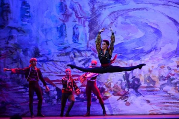 Bailarino piauiense Luan Batista(Imagem:Nilson Bastian) Bailarino piauiense Luan Batista(Imagem:Nilson Bastian)