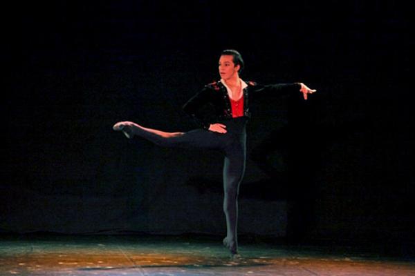 Bailarino piauiense Luan Batista(Imagem:Nilson Bastian) Bailarino piauiense Luan Batista(Imagem:Nilson Bastian)