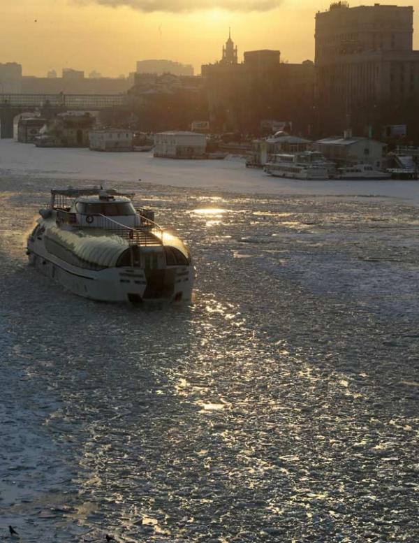 Barco trafega pelo Rio Moscou, parcialmente congelado, nesta quinta-feira (20) (Imagem:Reprodução) Barco trafega pelo Rio Moscou, parcialmente congelado, nesta quinta-feira (20) (Imagem:Reprodução)