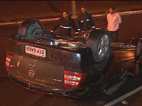 Carro capotado após acidente(Imagem: Reprodução / TV Integração) Carro capotado após acidente(Imagem: Reprodução / TV Integração)