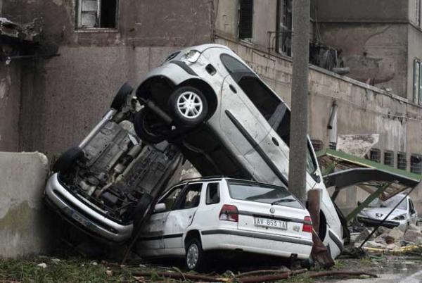 Carros ficaram empilhados após passagem de tornado em Taranto nesta quarta-feira (28)(Imagem:Reprodução) Carros ficaram empilhados após passagem de tornado em Taranto nesta quarta-feira (28)(Imagem:Reprodução)