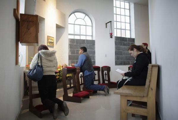 Católicos rezam perto de janelas cobertas parcialmente com blocos de cimento no interior da igreja de Santa Teresa de Ávila em Monterrey(Imagem:Reprodução) Católicos rezam perto de janelas cobertas parcialmente com blocos de cimento no interior da igreja de Santa Teresa de Ávila em Monterrey(Imagem:Reprodução)