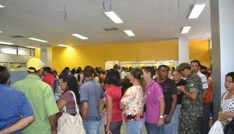 Clientes enfrentam longas filas no Banco do Brasil.