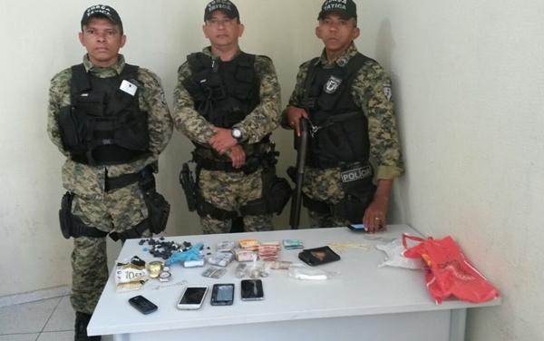 Com ele foi encontrado drogas, dinheiro, celulares e relógios(Imagem:Reprodução) Com ele foi encontrado drogas, dinheiro, celulares e relógios(Imagem:Reprodução)