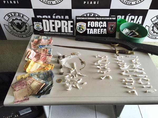 Com o suspeito a polícia apreendeu drogas, dinheiro e uma espingarda(Imagem:Reprodução) Com o suspeito a polícia apreendeu drogas, dinheiro e uma espingarda(Imagem:Reprodução)