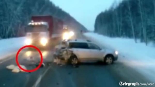 Criança quase foi atropelada por caminhão após acidente na Rússia (Imagem:Reprodução) Criança quase foi atropelada por caminhão após acidente na Rússia (Imagem:Reprodução)