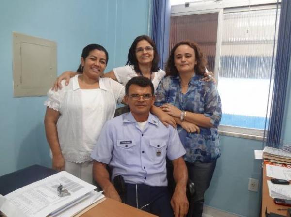 Deusélia Nogueira, Anahy Treptow e Marlete Araújo, com o apoio do supervisor militar Tenente Coronel Joan, comandam a escola Rego Barros(Imagem:Reprodução) Deusélia Nogueira, Anahy Treptow e Marlete Araújo, com o apoio do supervisor militar Tenente Coronel Joan, comandam a escola Rego Barros(Imagem:Reprodução)