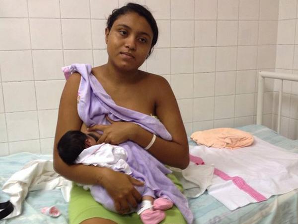 Elaine da Silva, 20 anos, amamenta a pequena Luna Kimberly da Silva (Imagem:Reprodução) Elaine da Silva, 20 anos, amamenta a pequena Luna Kimberly da Silva (Imagem:Reprodução)