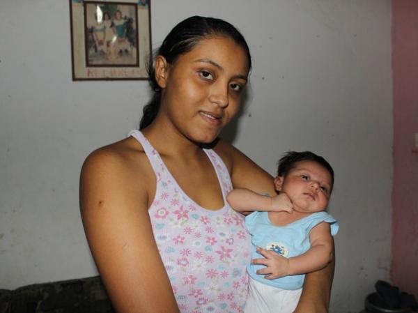 Elane da Silva com a filha em sua casa (Imagem:Reprodução) Elane da Silva com a filha em sua casa (Imagem:Reprodução)
