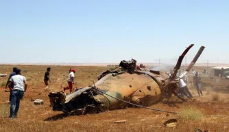Equipes de resgate observam destroços