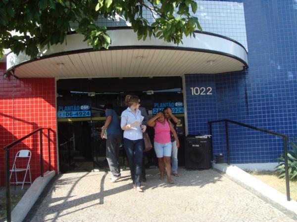 Essa mulher de blusa vermelha é dona Maria Borges, uma das candidatas, analfabeta, quando deixava na tarde do dia 30 de agosto de 2012, a Superintendência da Polícia Federal(Imagem:Reprodução) Essa mulher de blusa vermelha é dona Maria Borges, uma das candidatas, analfabeta, quando deixava na tarde do dia 30 de agosto de 2012, a Superintendência da Polícia Federal(Imagem:Reprodução)