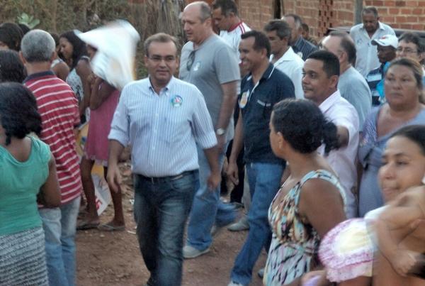 Firmino Filho caminha na Cerâmica Cil e recebe apoio de moradores(Imagem:Reprodução)