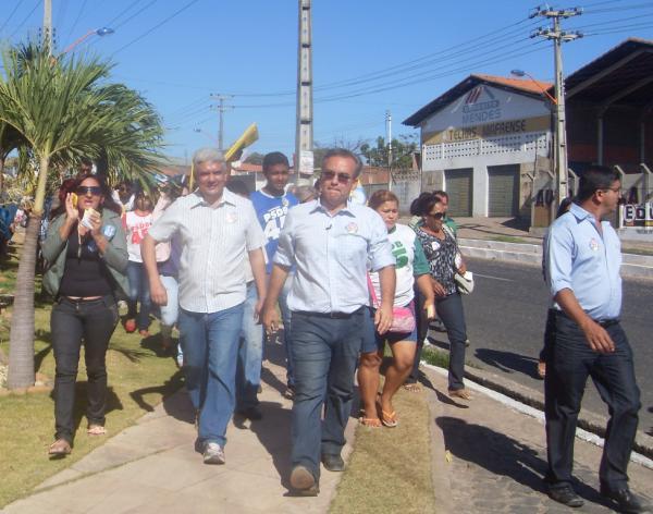 Firmino Filho e Ronney Lustosa fazem caminhada no bairro Piçarreira(Imagem:Divulgação)