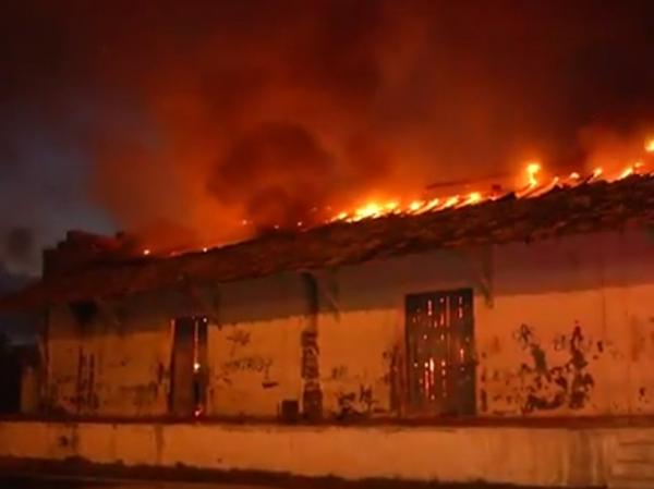Fogo destruiu todo o prédio da Secretaria de Educação(Imagem:Reprodução) Fogo destruiu todo o prédio da Secretaria de Educação(Imagem:Reprodução)