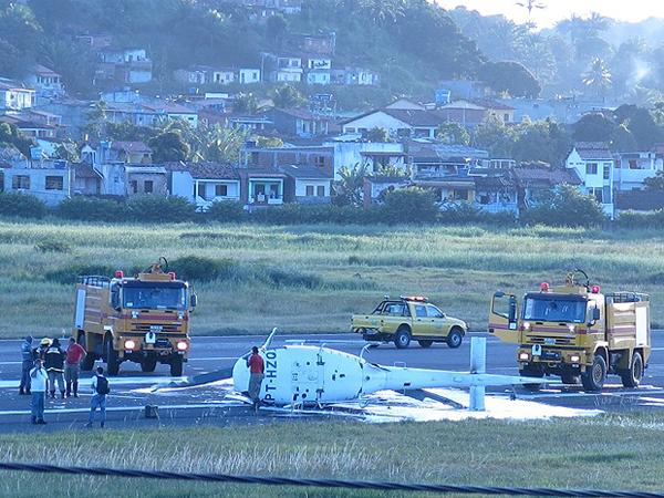 Helicóptero com três ocupantes caiu no Aeroporto de Ilhéus .(Imagem:Reprodução)