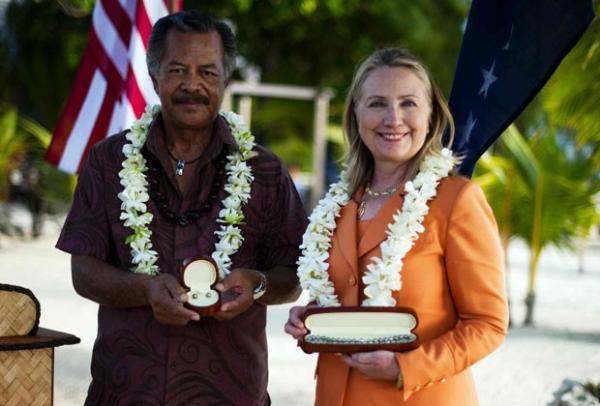 Hillary Clinton posa para fotos com o primeiro-ministro das Ilhas Cook, Henry Puna, nesta sexta-feira (31) (Imagem:Reprodução) Hillary Clinton posa para fotos com o primeiro-ministro das Ilhas Cook, Henry Puna, nesta sexta-feira (31) (Imagem:Reprodução)