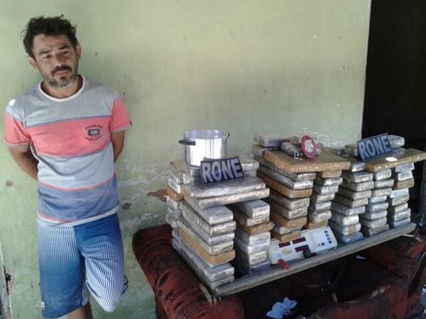 Homem é preso com 80kg de maconha(Imagem:Divulgação/PM) Homem é preso com 80kg de maconha(Imagem:Divulgação/PM)