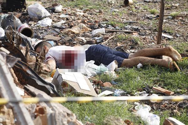 Homem foi encontrado morto em lixão da zona leste (Imagem:Lucas Dias) Homem foi encontrado morto em lixão da zona leste (Imagem:Lucas Dias)