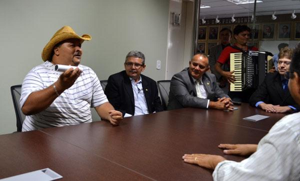 Integrantes da banda Forró Bandido prestaram o seu reconhecimento à importância da lei (Imagem:CMT) Integrantes da banda Forró Bandido prestaram o seu reconhecimento à importância da lei (Imagem:CMT)