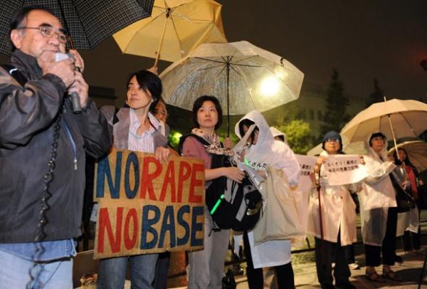 Japoneses protestam contra os supostos autores do estupro e contra a presença da base em Okinawa nesta quarta-feira(Imagem:Reprodução) Japoneses protestam contra os supostos autores do estupro e contra a presença da base em Okinawa nesta quarta-feira(Imagem:Reprodução)