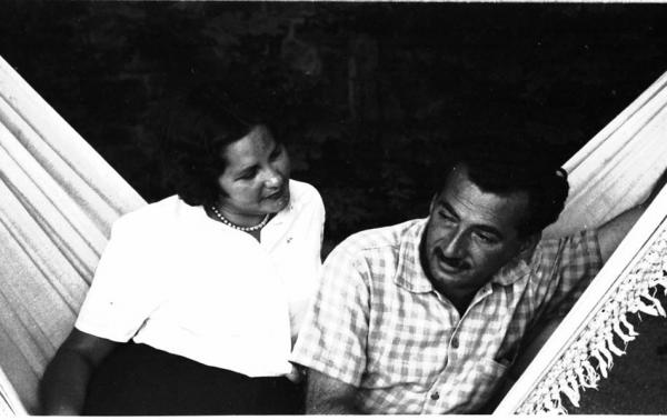 Jorge Amado e Zélia Gattai na Tchecoslováquia (Imagem:Zélia Gattai/Acervo Fotográfico Zéllia Gattai) Jorge Amado e Zélia Gattai na Tchecoslováquia (Imagem:Zélia Gattai/Acervo Fotográfico Zéllia Gattai)