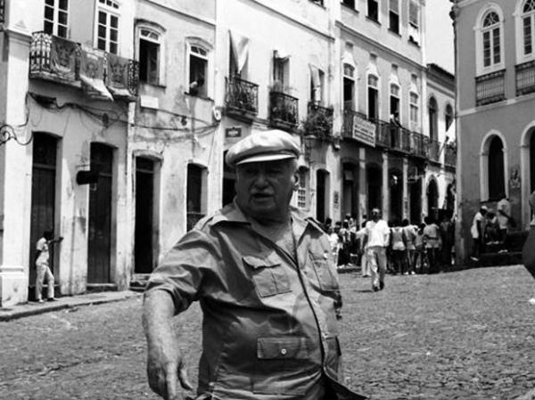 Jorge Amado no Pelourinho, Centro Histórico de Salvador (Imagem:Zélia Gattai/Acervo Fotográfico Zéllia Gattai) Jorge Amado no Pelourinho, Centro Histórico de Salvador (Imagem:Zélia Gattai/Acervo Fotográfico Zéllia Gattai)