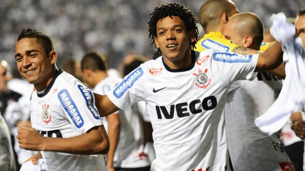 Jorge Henrique e Romarinho comemoram a conquista do título invicto do Corinthians da Libertadores(Imagem:Ivan Pacheco) Jorge Henrique e Romarinho comemoram a conquista do título invicto do Corinthians da Libertadores(Imagem:Ivan Pacheco)
