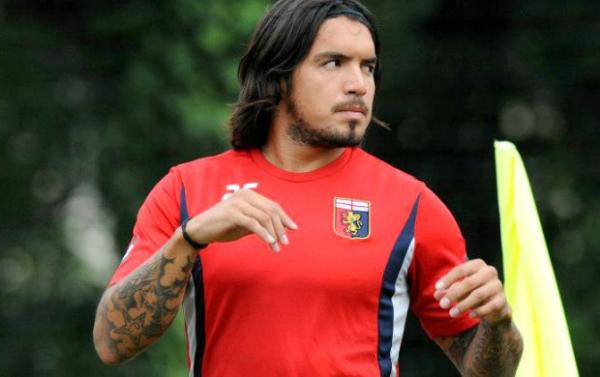 Juan Vargas já treinou com o uniforme do Genoa(Imagem:Reprodução) Juan Vargas já treinou com o uniforme do Genoa(Imagem:Reprodução)
