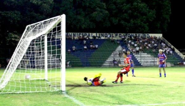 Kamar marca o terceiro gol do time riverino(Imagem:Nayra Maçedo) Kamar marca o terceiro gol do time riverino(Imagem:Nayra Maçedo)