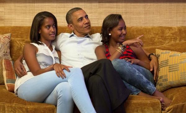 Malia, Obama e Sasha assistem ao discurso na Casa Branca (Imagem:Reuters) Malia, Obama e Sasha assistem ao discurso na Casa Branca (Imagem:Reuters)
