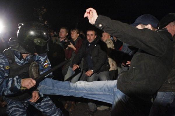 Manifestante é visto agredindo policiais durante protesto xenófobo em Moscou, na Rússia, após o assassinato de um jovem ser atribuído a um imigrante do Cáucaso(Imagem:reprodução) Manifestante é visto agredindo policiais durante protesto xenófobo em Moscou, na Rússia, após o assassinato de um jovem ser atribuído a um imigrante do Cáucaso(Imagem:reprodução)