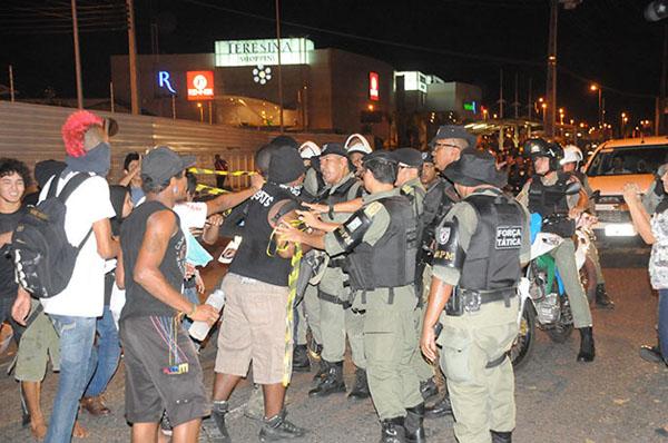 Manifestantes em atrito com policiais.(Imagem:Reprodução) Manifestantes em atrito com policiais.(Imagem:Reprodução)