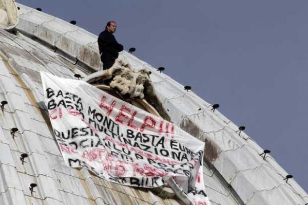 Marcello di Finizio protesta a 130 m de altura (Imagem:AP) Marcello di Finizio protesta a 130 m de altura (Imagem:AP)