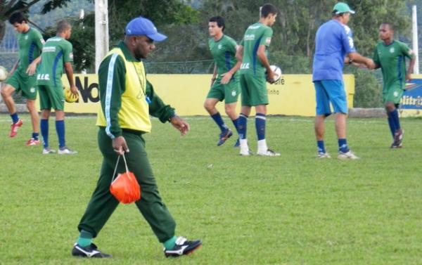 Marcelo Prates e juniores do Uberlândia durante treino(Imagem:Reprodução) Marcelo Prates e juniores do Uberlândia durante treino(Imagem:Reprodução)