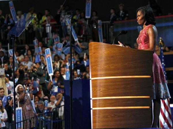 Michelle Obama, mulher do presidente dos Estados Unidos, Barack Obama, discursa no primeiro dia convenção Democrata. O evento formalizará a nomeação do presidente Barack Obama como(Imagem:Jessica Rinaldi/Reuters) Michelle Obama, mulher do presidente dos Estados Unidos, Barack Obama, discursa no primeiro dia convenção Democrata. O evento formalizará a nomeação do presidente Barack Obama como(Imagem:Jessica Rinaldi/Reuters)