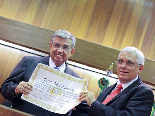 Ministro recebe título de cidadania das mãos do deputado Themístocles Filho(Imagem:Caio Bruno) Ministro recebe título de cidadania das mãos do deputado Themístocles Filho(Imagem:Caio Bruno)