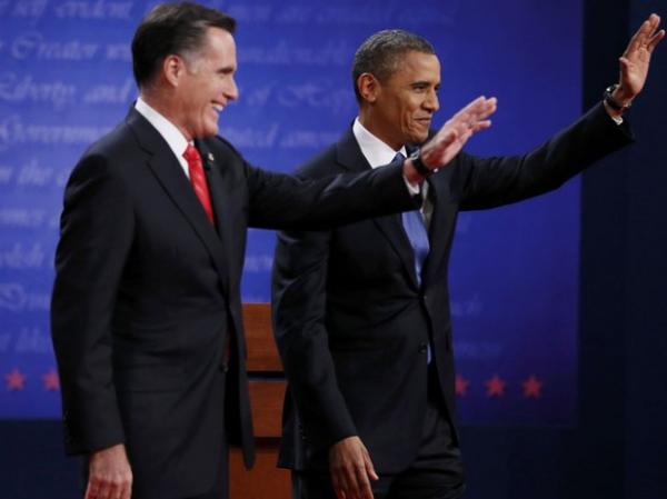 Mitt Romney e Barack Obama cumprimentam seus apoiadores pouco antes do início do debate presidencial nos EUA (Imagem: Reuters) Mitt Romney e Barack Obama cumprimentam seus apoiadores pouco antes do início do debate presidencial nos EUA (Imagem: Reuters)
