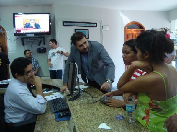 Momento em que o agente da PF, Hélio pergunta as vítimas como elas souberam de suas candidaturas(Imagem:Reprodução) Momento em que o agente da PF, Hélio pergunta as vítimas como elas souberam de suas candidaturas(Imagem:Reprodução)