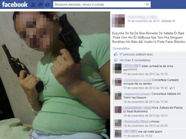 Mulher aparece segurando duas armas(Imagem:Reprodução/Facebook) Mulher aparece segurando duas armas(Imagem:Reprodução/Facebook)