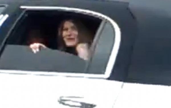 Mulher havia aparecido momentos antes bebendo com amigas dentro do veículo(Imagem:Reprodução) Mulher havia aparecido momentos antes bebendo com amigas dentro do veículo(Imagem:Reprodução)