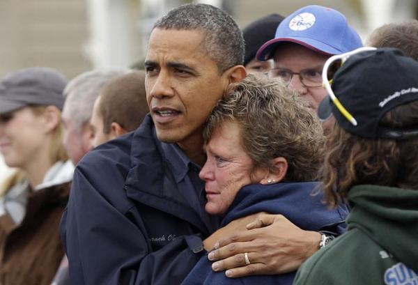 O presidente dos EUA, Barack Obama, abraça vítima de Sandy nesta quarta-feira (31) durante visita a Brigantine, Nova Jersey (Imagem:Reprodução) O presidente dos EUA, Barack Obama, abraça vítima de Sandy nesta quarta-feira (31) durante visita a Brigantine, Nova Jersey (Imagem:Reprodução)