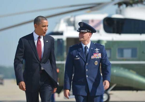 O presidente dos EUA, Barack Obama, na Base Aérea Andrews, em Maryland, antes de viajar para o Texas nesta sexta-feira (31)(Imagem:Reprodução) O presidente dos EUA, Barack Obama, na Base Aérea Andrews, em Maryland, antes de viajar para o Texas nesta sexta-feira (31)(Imagem:Reprodução)