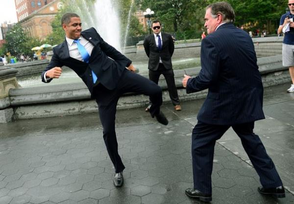 O sósia do presidente Barack Obama, Reggie Brown, enfrenta o sósia do rival Mitt Romney em performance em Nova York, nesta quarta (5)(Imagem:Divulgação) O sósia do presidente Barack Obama, Reggie Brown, enfrenta o sósia do rival Mitt Romney em performance em Nova York, nesta quarta (5)(Imagem:Divulgação)