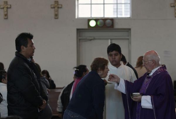 Padre católico distribui a Sagrada Comunhão para a congregação como uma luz verde está acesa dentro da igreja de Santa Teresa de Ávila em Monterrey(Imagem:Reprodução) Padre católico distribui a Sagrada Comunhão para a congregação como uma luz verde está acesa dentro da igreja de Santa Teresa de Ávila em Monterrey(Imagem:Reprodução)